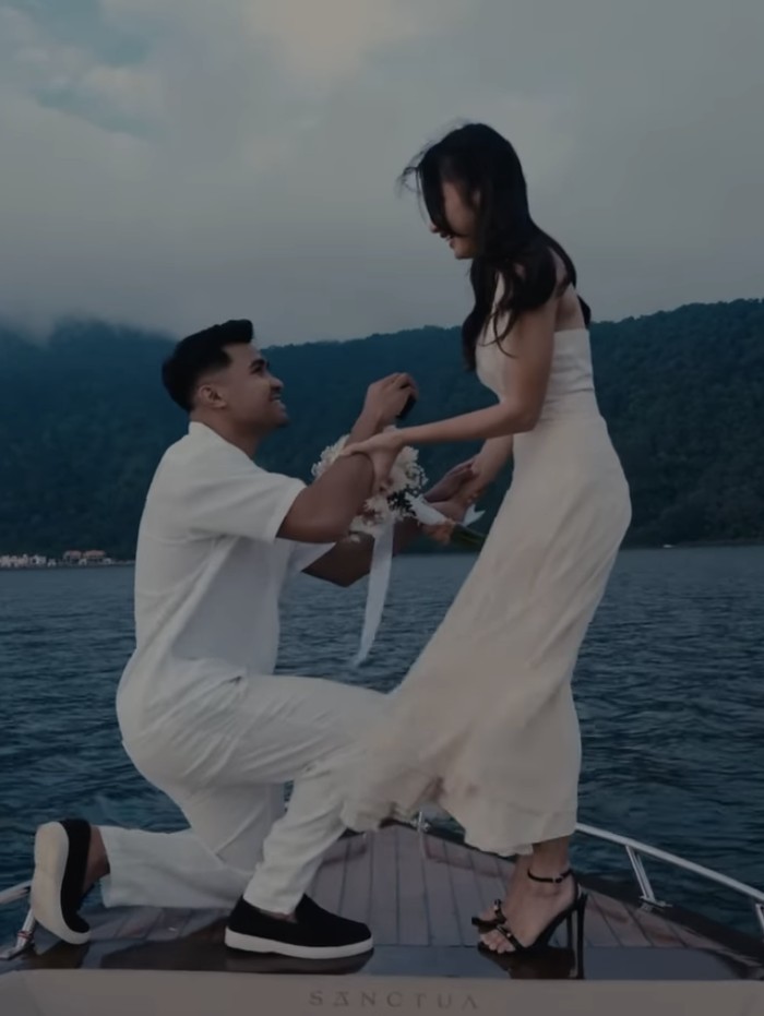 Latest Entertainment: Sweet! Asnawi Mangkualam Lamar Yuriska Patricia
