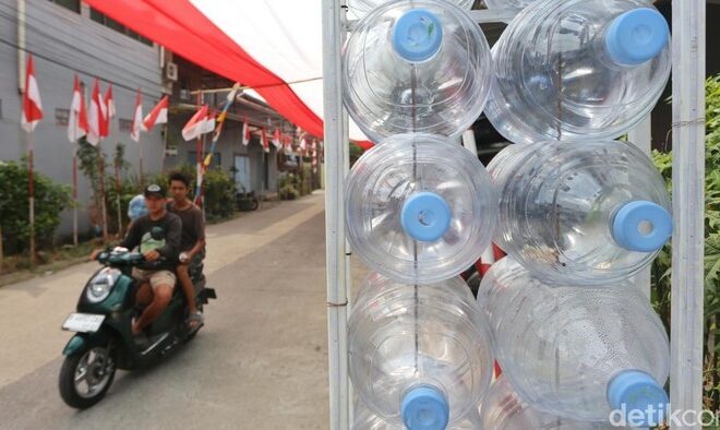 Berita Terkini : Kreatif! Warga Tangerang Bikin Gapura dari 184 Galon dan Kain Merah Putih 400 Meter