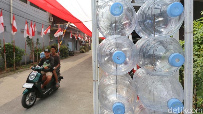 Berita Terkini : Kreatif! Warga Tangerang Bikin Gapura dari 184 Galon dan Kain Merah Putih 400 Meter