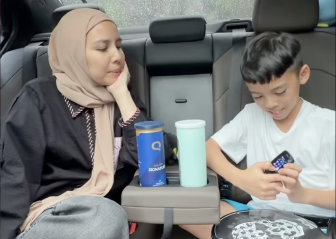 Entertainment Terkini : Masuk Akal dan Simpel, Alasan Tya Ariestya Kasih Anak Ponsel Jadul