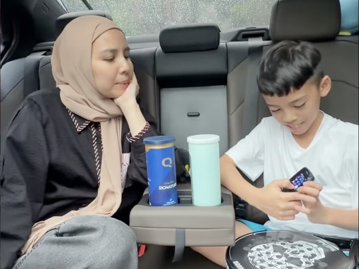 Entertainment Terkini : Masuk Akal dan Simpel, Alasan Tya Ariestya Kasih Anak Ponsel Jadul